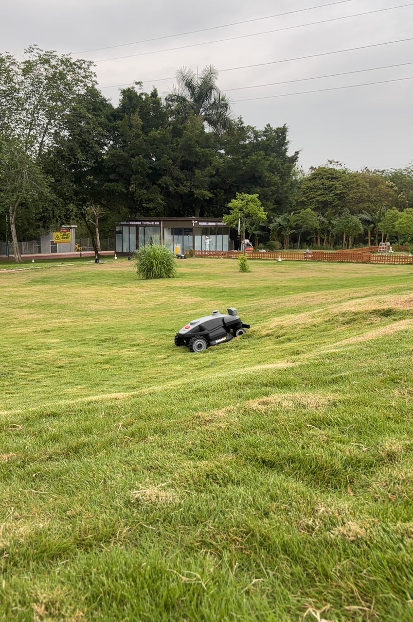 RoboUP Rhino Pro AWD (5.000m²)